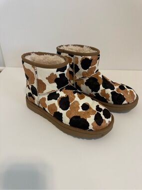 UGG Classic Mini Cow Print Cream Shearling Lined Boot Interior Women’s 7 Cozy